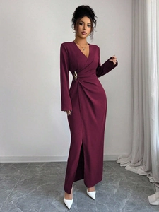 Dettaglio di abito elegante con scollo a V, fibbia dorata e pieghe in vita viola