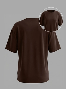 Détail du t-shirt marron café oversize avec col rond, montrant les épaules tombantes et le tissu