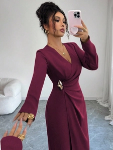 Elegante abito bordeaux con scollo a V, maniche lunghe e dettaglio fibbia in metallo