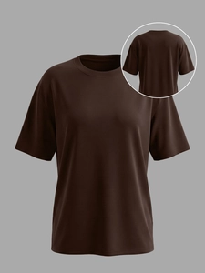 Vues avant et arrière d'un t-shirt marron foncé à col rond et épaules tombantes, coupe ample