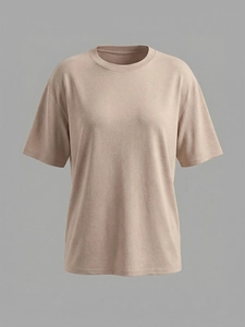 Détail d'un t-shirt beige à coupe ample en coton avec texture douce et col rond