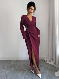 Elegante abito viola scuro a maniche lunghe con scollo a V e spacco laterale raffinato