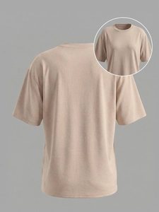Détails du t-shirt abricot avec col rond, coutures tombantes et texture de tissu raffinée