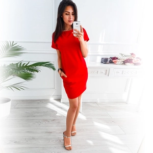Robe décontractée rouge à manches courtes avec poches et coupe droite confortable