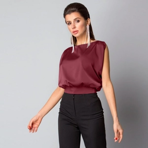 Haut élégant sans manches en satin rouge vin avec col rond et pantalon noir à taille haute