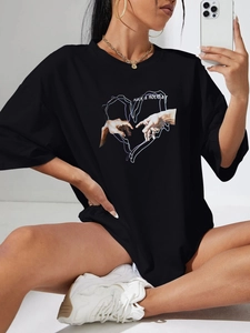 T-shirt nera da donna oversize in cotone con stampa cuore viola e testo Have A Holiday
