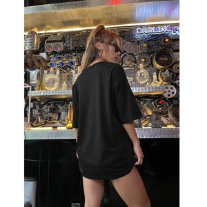 Vue arrière d'un t-shirt noir oversize à col rond avec épaules tombantes au style urbain