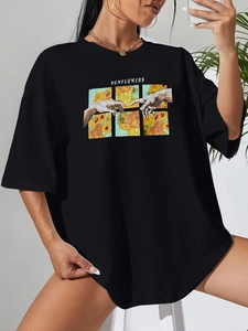 T-shirt noir oversize pour femme avec imprimé floral artistique et col rond classique