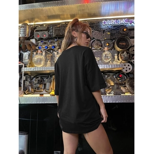 T-shirt nera minimalista oversize in cotone con spalle scese e vestibilità ampia