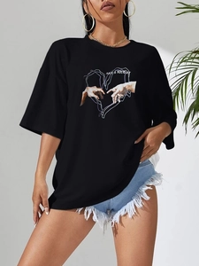 T-shirt nera oversize da donna con stampa gesto del cuore e testo Have a Holiday