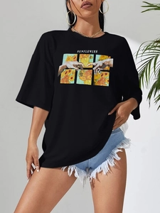 Gros plan détaillé du motif de tournesol vintage et lettrage sur le T-shirt noir