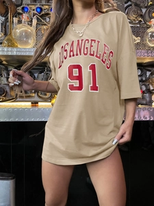 Détail du t-shirt en coton kaki oversize avec imprimé vintage rouge Los Angeles 91
