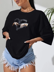 Dettaglio della stampa artistica e del testo Have a Holiday sulla t-shirt nera di cotone