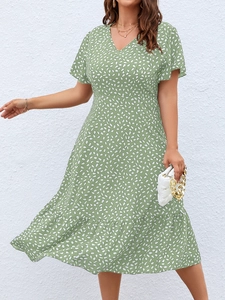 Elegant plus size light green floral V-neck dress with ruffle hem and short sleeves