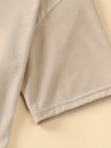 Détail de la double couture sur l'ourlet de la manche du t-shirt en coton beige