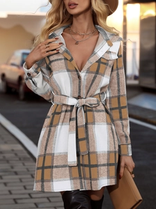 Détail d'une robe chemise à carreaux élégante avec ceinture et fermeture boutonnée devant