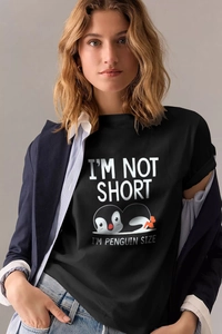 T-shirt noir pour femme avec citation de pingouin porté sous un blazer bleu marine