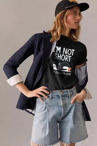 Détail d'un t-shirt en coton noir avec slogan pingouin sous un blazer décontracté