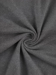 Détail de la texture du tissu en maille de coton gris anthracite et motif tissé doux
