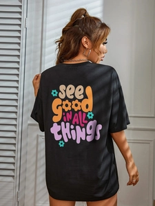 Vue détaillée du dos d'un t-shirt noir oversize avec imprimé graphique rétro fleuri