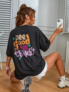 Détail de l'imprimé floral au dos du t-shirt noir ample à manches courtes pour femmes