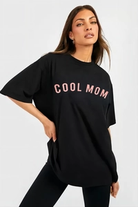Detailansicht des pinkfarbenen COOL MOM Aufdrucks auf einem schwarzen T-Shirt