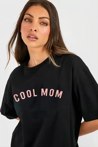 Damen T-Shirt in Schwarz mit Rundhalsausschnitt und pinkem COOL MOM Schriftzug Print