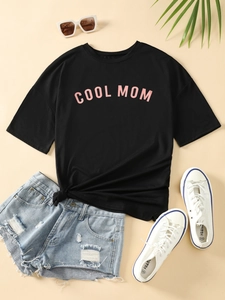 Schwarzes Damen T-Shirt mit rosa COOL MOM Aufdruck und Jeansshorts Outfit Set