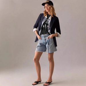 T-shirt noir pour femme avec imprimé pingouin, blazer bleu marine et short en jean