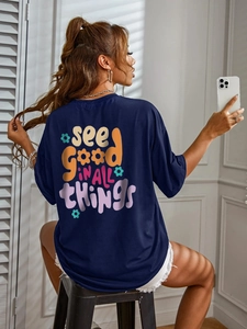 Détail de l'imprimé artistique coloré au dos de ce t-shirt en coton bleu marine