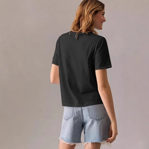 T-shirt noir femme à manches courtes et col rond assorti à un short en jean bleu