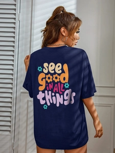 Détail du t-shirt bleu marine oversize avec imprimé floral et slogan positif dans le dos