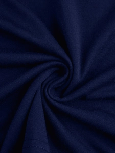 Gros plan sur la texture du tricot en coton bleu foncé avec coutures à double aiguille