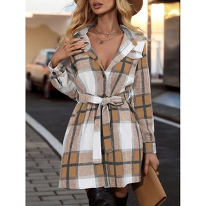 Robe chemise élégante à carreaux et manches longues avec col à revers et ceinture assortie