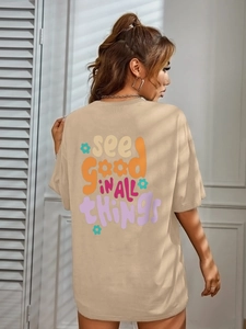 Détail du t-shirt beige oversize avec impression colorée au dos et typographie rétro