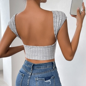 Gros plan du crop top gris en maille côtelée avec dos nu en forme de U profond
