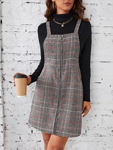 Détail d'une robe chasuble à carreaux avec fermeture éclair frontale et anneau en métal