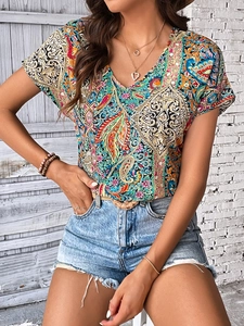 Détail du haut femme col en V avec imprimé paisley bohème vibrant et tissu léger fluide
