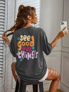 Détail de l'imprimé rétro coloré au dos d'un t-shirt gris foncé de coupe surdimensionnée