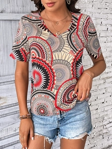 Γυναικείο μπλουζάκι με λαιμόκοψη V και vintage mandala τύπωμα σε κόκκινο και μαύρο