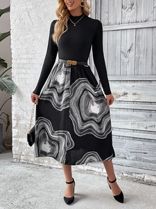 Chic long-sleeved midi dress with striped geometric print skirt and gold belt