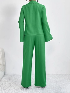 Completo da donna due pezzi con top plissettato a maniche lunghe e pantaloni verdi
