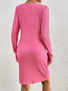 Robe moulante rose à manches longues en tissu gaufré texturé vue de derrière