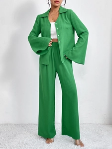 Completo donna verde a coste con camicia a maniche lunghe e pantaloni a gamba larga a vita alta
