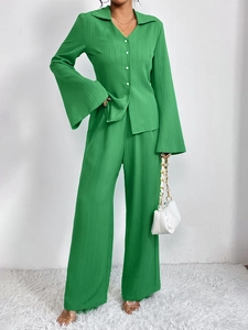 Completo due pezzi verde plissé da donna con camicia a bottoni e pantaloni larghi