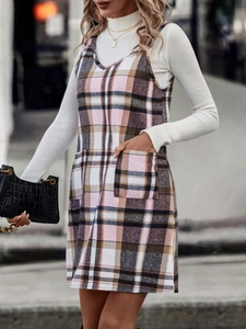 Detail eines Retro-Plaid-Trägerkleids mit zwei Taschen und stilvollem Karomuster für Damen
