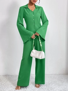 Completo due pezzi verde brillante in tessuto plissé con camicia a maniche lunghe e pantaloni