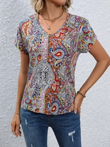 Détail d'un haut à manches courtes et col en V avec motifs paisley et fleurs bohèmes