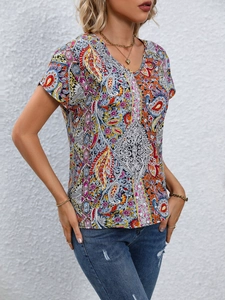 Vue détaillée du motif paisley bohème et du col en V sur un haut d'été pour femme