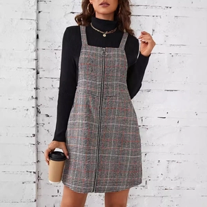 Robe chasuble à carreaux pour femme avec fermeture éclair et haut à col roulé noir